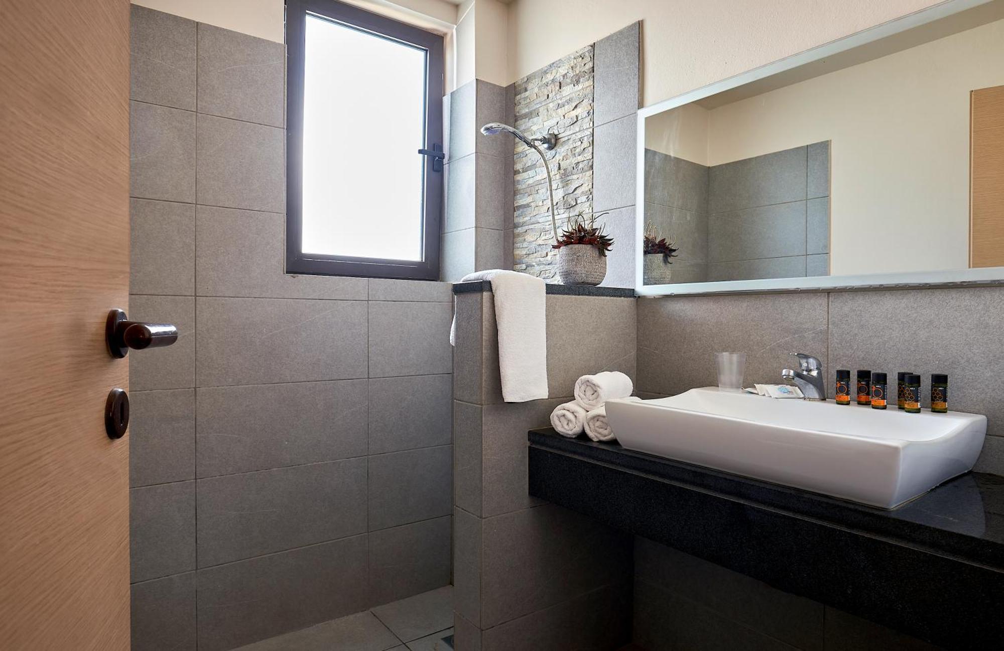 Creteco Hotel & Suites Goúrnes 外观 照片
