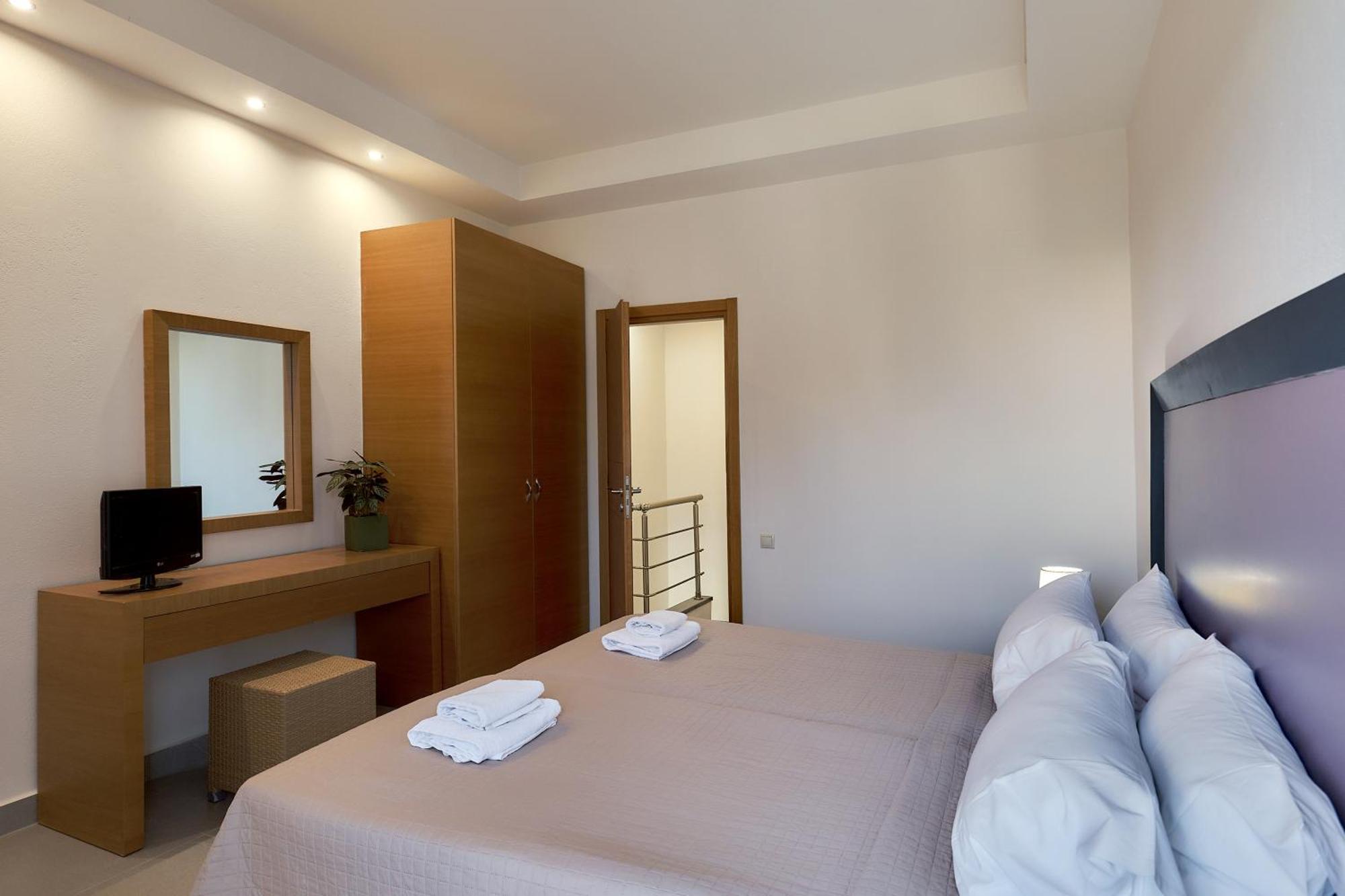 Creteco Hotel & Suites Goúrnes 外观 照片